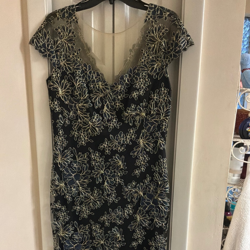New, never worn Tadashi Shoji dress size 8
